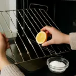 Errore comune nella pulizia della griglia del forno: il rimedio naturale che non la danneggia