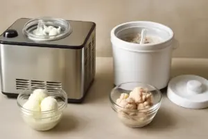 È meglio una gelatiera autorefrigerante o a cestello? La differenza di risultato nei dessert fatti in casa